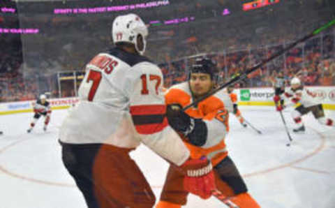 Scott Laughton, Philadelphia Flyers and Wayne Simmonds, New Jersey Devils (Mandatory Credit: Eric Hartline-USA TODAY Sports)