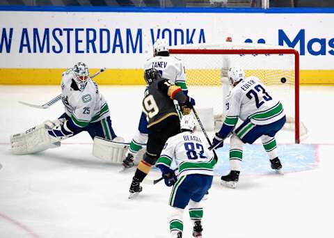 Reilly Smith #19 of the Vegas Golden Knights scores a power-play goal against the Jacob Markstrom #25 of the Vancouver Canucks at 2:13 of the second period in Game One of the Western Conference Second Round. (Photo by Jeff Vinnick/Getty Images)