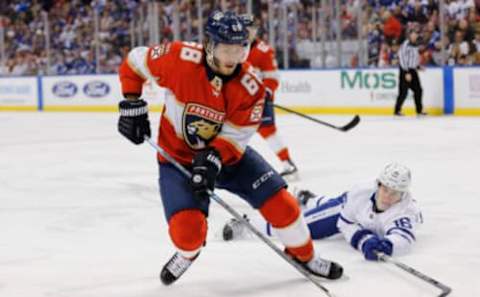 SUNRISE, FLORIDA – JANUARY 12: Mike Hoffman #68 of the Florida Panthers battles with Mitchell Marner #16 of the Toronto Maple Leafs for control of the puck during the third period at BB&T Center on January 12, 2020 in Sunrise, Florida. (Photo by Michael Reaves/Getty Images)