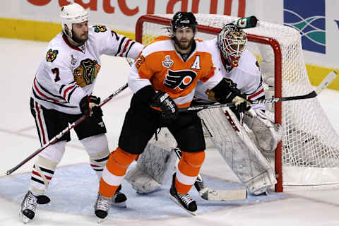 PHILADELPHIA – JUNE 04: Simon Gagne #12 of the Philadelphia Flyers fights for position against Brent Seabrook #7 and Antti Niemi #31 of the Chicago Blackhawks in Game Four of the 2010 NHL Stanley Cup Final at Wachovia Center on June 4, 2010 in Philadelphia, Pennsylvania. (Photo by Bruce Bennett/Getty Images)