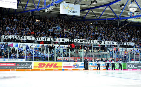 ISERLOHN, GERMANY – JANUARY 06: Supporters of Iserlohn Roosters expressing their solidarity for manager Karsten Mende of Iserlohn Roosters during the DEL match between Iserlohn Roosters and Adler Mannheim at Eissporthalle Iserlohn on January 06, 2019, in Iserlohn, Germany. (Photo by TF-Images/Getty Images)