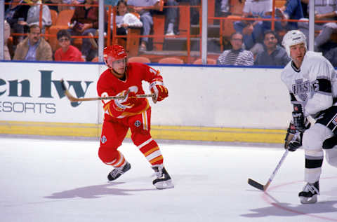 INGLEWOOD, CA – 1988: Hakan Loob #12 of the Calgary Flames skates during a game against the Los Angeles Kings in the 1988-1989 NHL season at the Great Western Forum in Inglewood, California. (Photo by Mike Powell/Getty Images)