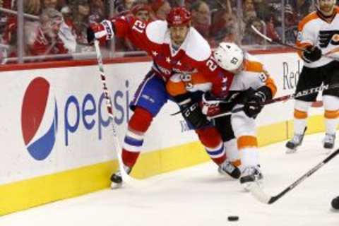 Feb 7, 2016; Washington, DC, USA; Washington Capitals center Brooks Laich (21) and Philadelphia Flyers right wing Jakub Voracek (93) battle for the puck in the third period at Verizon Center. The Capitals won 3-2. Mandatory Credit: Geoff Burke-USA TODAY Sports