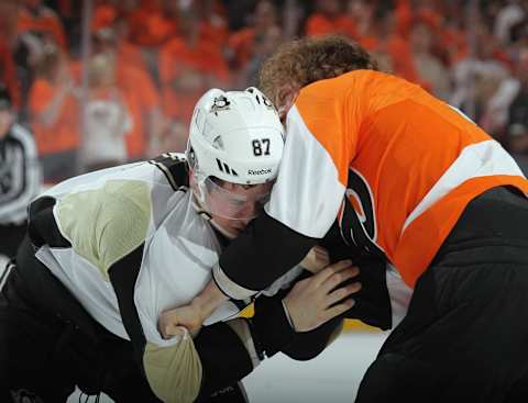 Sidney Crosby (87), Pittsburgh Penguins and Claude Giroux (28), Philadelphia Flyers (Photo by Bruce Bennett/Getty Images)