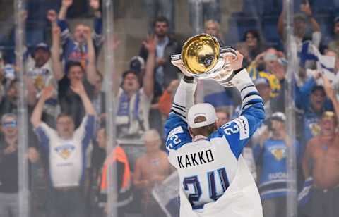 TOPSHOT – Finland’s forward Kaapo Kakko celebrates with the trophy after the IIHF Men’s Ice Hockey World Championships final between Canada and Finland on May 26, 2019 in Bratislava. (Photo by VLADIMIR SIMICEK / AFP) (Photo credit should read VLADIMIR SIMICEK/AFP/Getty Images)