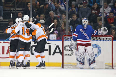 NEW YORK, NY – DECEMBER 23: Wayne Simmonds #17 and the Philadelphia Flyers celebrates with teammates after scoring a goal in the third period against Henrik Lundqvist #30 of the New York Rangers at Madison Square Garden on December 23, 2018 in New York City. (Photo by Jared Silber/NHLI via Getty Images)