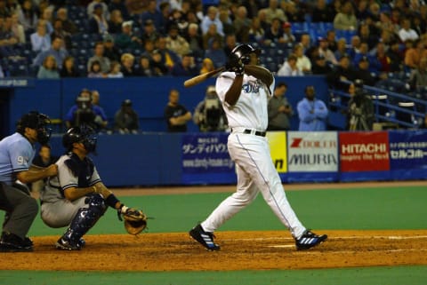 TORONTO – OCTOBER 1: Infielder Carlos Delgado #25 of the Toronto Blue Jays swings at a New York Yankees pitch during the game at the Skydome on October 1, 2004 in Toronto, Ontario. The Blue Jays defeated the Yankees 7-0. (Photo By Dave Sandford/Getty Images)