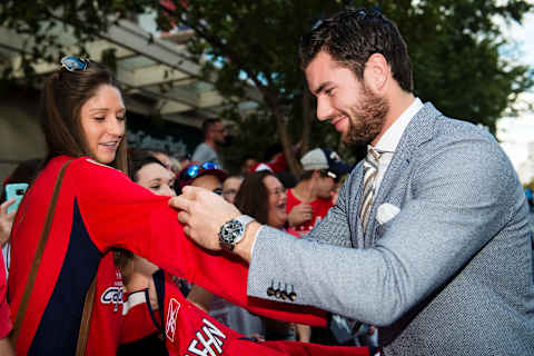 WASHINGTON, DC – OCTOBER 07: Tom Wilson #43 of the Washington Capitals signs autographs for fans on the Rock the Red Carpet prior to the start of a game against the Montreal Canadiens at Capital One Arena on October 7, 2017 in Washington, DC. (Photo by Patrick McDermott/NHLI via Getty Images)