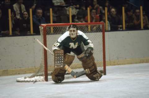 Cesare Maniago with the Minnesota North Stars in1972. (Photo by Melchior DiGiacomo/Getty Images)