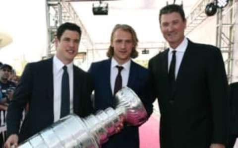 LAS VEGAS, NV – JUNE 21: (L-R) Sidney Crosby, Carl Hagelin and owner Mario Lemieux of the Pittsburgh Penguins carry the Stanley Cup as they arrive at the 2017 NHL Awards at T-Mobile Arena on June 21, 2017 in Las Vegas, Nevada. (Photo by Ethan Miller/Getty Images)