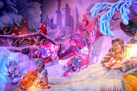 A Bloomingdale's 2008 holiday window