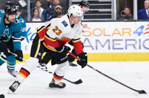 SAN JOSE, CA – SEPTEMBER 27: Calgary Flames center Sean Monahan (23) carries the puck during the San Jose Sharks game versus the Calgary Flames on September 27, 2018, at SAP Center at San Jose in San Jose, CA. (Photo by Matt Cohen/Icon Sportswire via Getty Images)