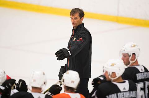 ANAHEIM, CA – JUNE 29: San Diego Gulls head coach Dallas Eakins talks with players during the Anaheim Ducks’ annual development camp at Anaheim ICE in Anaheim on Friday, June 29, 2018. (Photo by Kevin Sullivan/Orange County Register via Getty Images)