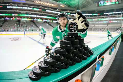 DALLAS, TX – SEPTEMBER 26: Dallas Stars right wing Alexander Radulov (47) grabs a puck before warm-ups during the game between the Dallas Stars and the Minnesota Wild on September 26, 2017 at the American Airlines Center in Dallas, Texas. Dallas defeats Minnesota 4-1. (Photo by Matthew Pearce/Icon Sportswire via Getty Images)