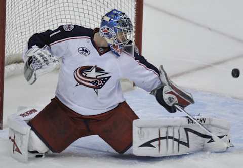 VANCOUVER, CANADA – MARCH 1: Steve Mason #1 of the Columbus Blue Jackets deflects a shot during their game against the Vancouver Canucks at General Motors Place March 1, 2009 in Vancouver, Canada. (Photo by Nick Didlick/Getty Images)