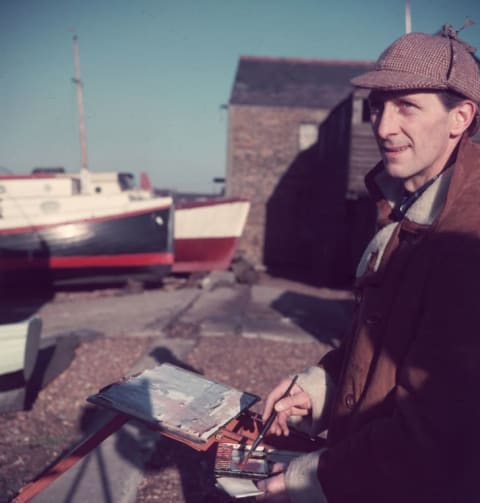 British actor Peter Cushing wearing a deerstalker hat circa 1960.