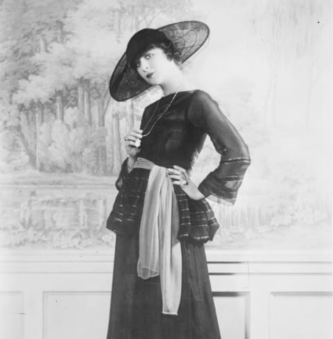 Actress Fanny Brice wearing a cartwheel hat circa 1910.