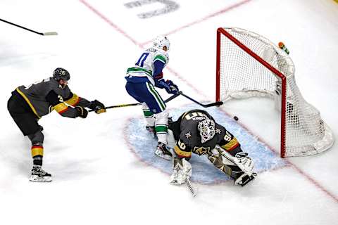 Elias Pettersson #40 of the Vancouver Canucks scores a goal (Photo by Bruce Bennett/Getty Images)