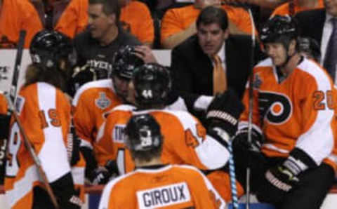 PHILADELPHIA – JUNE 04: Head coach Peter Laviolette of the Philadelphia Flyers talks to his team in Game Four of the 2010 NHL Stanley Cup Final against the Chicago Blackhawks at Wachovia Center on June 4, 2010, in Philadelphia, Pennsylvania. (Photo by Bruce Bennett/Getty Images)