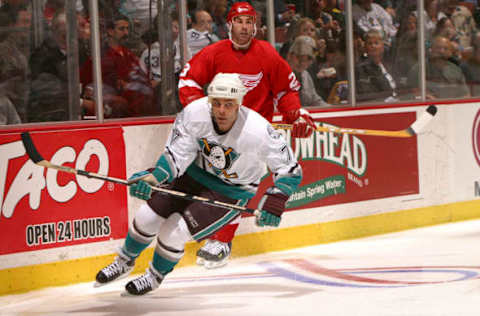 ANAHEIM, CA – APRIL 16: Player Adam Oates of the Anaheim Mighty Ducks. (Photo by Henry DiRocco/Getty Images)