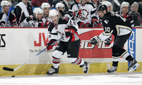 PITTSBURGH – NOVEMBER 29: Jason Pominville #29 of the Buffalo Sabres looks for a open teammate around the defence of John LeClair #10 of the Pittsburgh Penguins on November 29, 2005 at Mellon Arena in Pittsburgh, Pennsylvania. (Photo by Gregory Shamus/Getty Images)