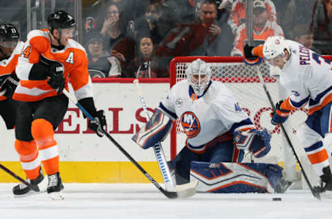 PHILADELPHIA, PA – OCTOBER 27: Sean Couturier #14 of the Philadelphia Flyers battles for the puck atop the crease against Adam Pelech #3 and Robin Lehner #40 of the New York Islanders on October 27, 2018 at the Wells Fargo Center in Philadelphia, Pennsylvania. (Photo by Len Redkoles/NHLI via Getty Images)