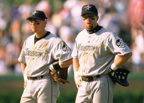 CHICAGO- CIRCA 1999: Craig Biggio #7 and Jeff Bagwell of the Houston Astros talk during an MLB game at Wrigley Field in Chicago, Illinois. Biggio was inducted to the BaseBall Hall of Fame in 2015 and Jeff Bagwell was inducted in 2017 (Photo by SPX/Ron Vesely Photography via Getty Images)