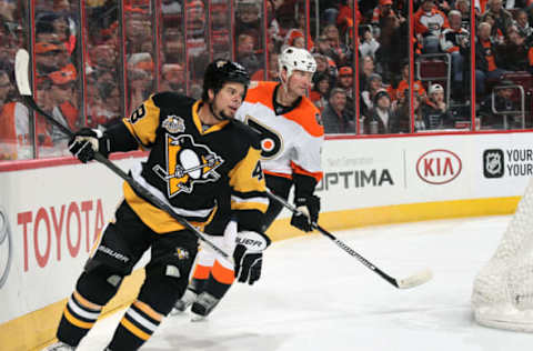 PHILADELPHIA, PA – JANUARY 14: Tyler Kennedy #48 of the Pittsburgh Penguins Alumni skates against Luke Richardson #22 of the Philadelphia Flyers Alumni on January 14, 2017 at the Wells Fargo Center in Philadelphia, Pennsylvania. (Photo by Len Redkoles/NHLI via Getty Images)