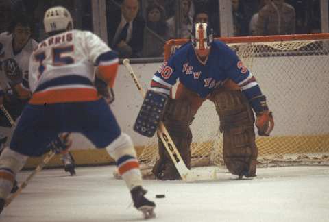 1979 – Canadian hockey player John Davidson (left), goalkeeper for the New York Rangers, (Photo by Melchior DiGiacomo/Getty Images)