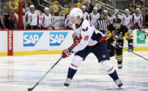 Washington Capitals center Nicklas Backstrom (19) moves the puck (Charles LeClaire-USA TODAY Sports)