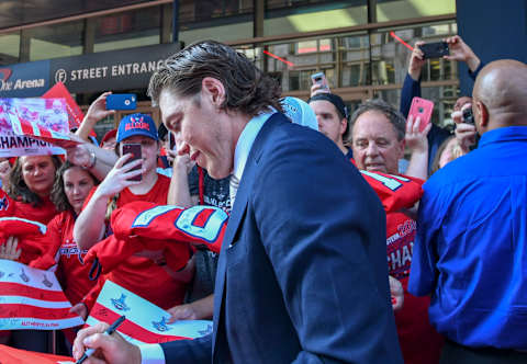 WASHINGTON, DC – OCTOBER 03: Washington Capitals right wing T.J. Oshie (77) signs autographs for fans on October 3, 2018, at the Capital One Arena in Washington, D.C. prior to the opening night game against the Boston Bruins. The Washington Capitals defeated the Boston Bruins, 7-0. (Photo by Mark Goldman/Icon Sportswire via Getty Images)