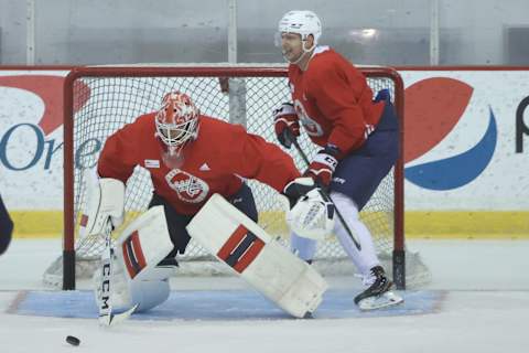 Vitek Vanecek, Evgeny Kuznetsov Mandatory Credit: Geoff Burke-USA TODAY Sports