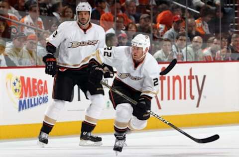 PHILADELPHIA21: Todd Marchant #22 of the Anaheim Ducks skates against the Philadelphia Flyers on October 21, 2010. Anaheim defeated the Flyers 3-2. (Photo by Jim McIsaac/Getty Images)