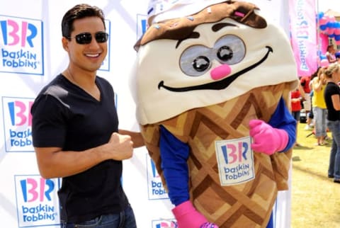 Mario Lopez with the Baskin-Robbins mascot in 2009.