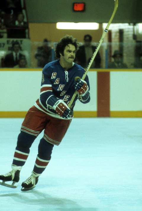 DETROIT, MI – 1975: Derek Sanderson #9 of the New York Rangers skates on the ice during an NHL game against the Detroit Red Wings circa 1975 at Olympia Stadium in Detroit, Michigan. (Photo by Melchior DiGiacomo/Getty Images)