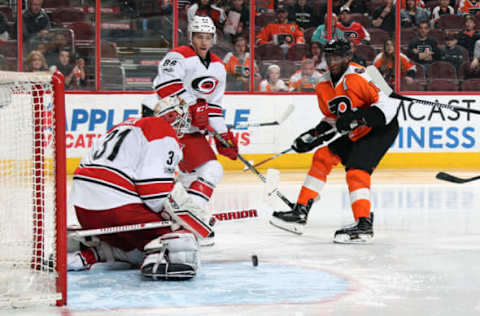 PHILADELPHIA, PA – APRIL 09: Wayne Simmonds Wayne Simmonds #17 of the Philadelphia Flyers takes a shot on goal against Eddie Lack #31. (Photo by Len Redkoles/NHLI via Getty Images)