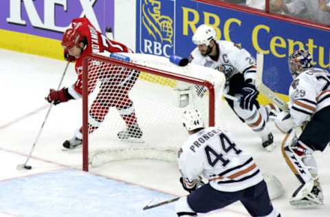 Carolina’s Rod Brind’Amour (left) scores a wraparound goal into an empty net as Edmonton’s Chris Pronger (44) arrives too late. The goal at 19:28 of the third period gave Carolina its final margin of victory. The Carolina Hurricanes defeated the Edmonton Oilers 5-4 at the RBC Center in Raleigh, North Carolina in game one of the Stanley Cup Final. (Photo by Scott Bales/Icon SMI/Icon Sport Media via Getty Images)