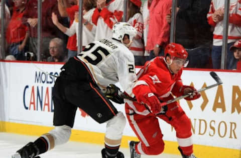 DETROIT: Chris Pronger #25 of the Anaheim Ducks defends against Valtteri Filppula #51 of the Detroit Red Wings during Game Seven of the 2009 Western Conference Semifinals on May 14, 2009. (Photo by Dave Reginek/NHLI via Getty Images)