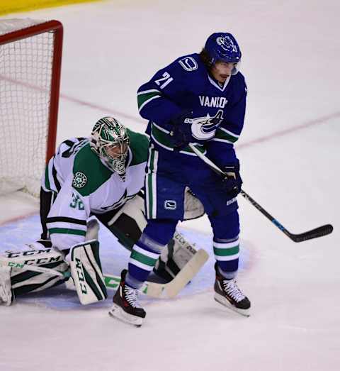 Nov 13, 2016; Vancouver, British Columbia, CAN; Vancouver Canucks forward Loui Eriksson (21) screens Dallas Stars goaltender Kari Lehtonen (32) during the third period at Rogers Arena. The Vancouver Canucks won 5-4 in overtime. Mandatory Credit: Anne-Marie Sorvin-USA TODAY Sports