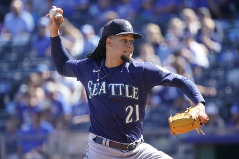 KANSAS CITY, MISSOURI – SEPTEMBER 25: Starting pitcher Luis Castillo #21 of the Seattle Mariners pitches against the Kansas City Royals in the first inning at Kauffman Stadium on September 25, 2022 in Kansas City, Missouri. (Photo by Ed Zurga/Getty Images)