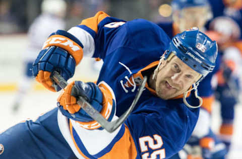 BROOKLYN, NY – NOVEMBER 05: New York Islanders Right Wing Jason Chimera (25) during player warm-ups prior to the start of a regular season NHL game between the Edmonton Oilers and the New York Islanders on November 05, 2016, at Barclays Center in Brooklyn, NY. (Photo by David Hahn/Icon Sportswire via Getty Images)