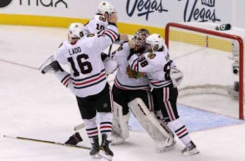 Chicago Blackhawks skaters celebrate with goalie Antti Niemi. (Photo by Andre Ringuette/Getty Images)