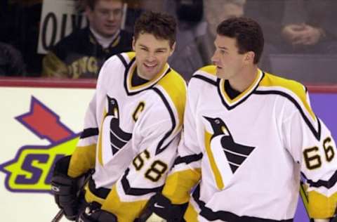 PITTSBURGH, UNITED STATES: Pittsburgh Penguins player and owner Mario Lemieux (R) and captain Jaromir Jagr (L) skate together before the game against the Toronto Maple Leafs on 27 December, 2000 at Mellon Arena in Piattsburgh, PA. Lemieux made his return as a player in the game. AFP PHOTO/David MAXWELL (Photo credit should read DAVID MAXWELL/AFP/Getty Images)