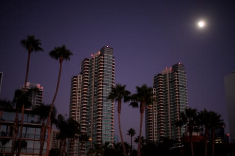 SAN DIEGO, CA – SEPTEMBER 8: Downtown is dark after a massive blackout hit Southern California September 8, 2011, in San Diego, California. Approximately 1.5 million residents from Southern Orange County to Northern Baja are without power.(Photo by Sandy Huffaker/Getty Images)