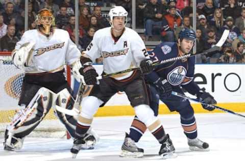 EDMONTON, CANADA – MARCH 31: Dustin Penner #27 of the Edmonton Oilers fights for position with Chris Pronger #25 of the Anaheim Ducks. (Photo by Andy Devlin/NHLI via Getty Images)