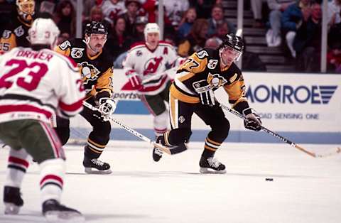 E.RUTHERFORD, NEW JERSEY – JANUARY 02: Paul Coffey, of the Pittsburgh Penguins, turns up ice with the puck and teammate Bryan Trottier right behind him during their game with the New Jersey Devils in East Rutherford, New Jersey, United States on January 02 1992. (Photo by Steve Crandall/Getty Images)