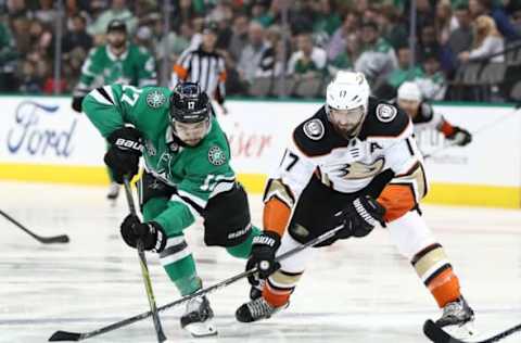 DALLAS, TX – MARCH 09: Devin Shore #17 of the Dallas Stars skates the puck against Ryan Kesler #17 of the Anaheim Ducks during the second period at American Airlines Center on March 9, 2018. (Photo by Ronald Martinez/Getty Images)