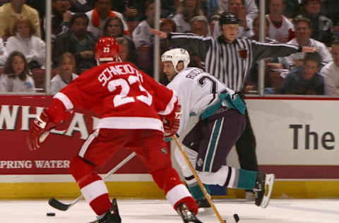 ANAHEIM, CA – APRIL 16: Player Steve Rucchin of the Anaheim Mighty Ducks. (Photo by Henry DiRocco/Getty Images)