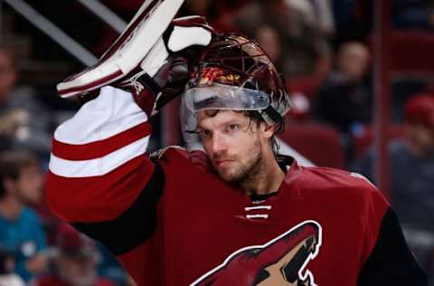 GLENDALE, AZ – OCTOBER 02: Goaltender Mike Smith