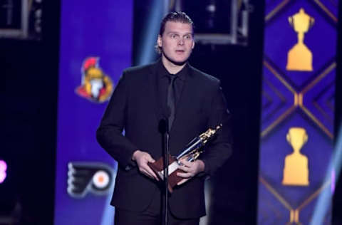 LAS VEGAS, NEVADA – JUNE 19: Robin Lehner of the New York Islanders accepts the Bill Masterton Memorial Trophy awarded to the player who best exemplifies the qualities of perseverance, sportsmanship and dedication to hockey during the 2019 NHL Awards at the Mandalay Bay Events Center on June 19, 2019 in Las Vegas, Nevada. (Photo by Ethan Miller/Getty Images)